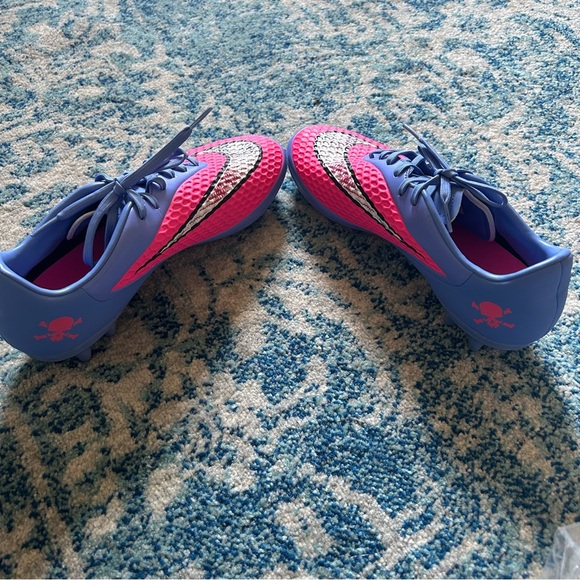 NIKE Soccer Cleats - Picture 2 of 6